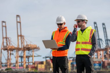 Endüstriyel mühendisler, küresel ticaret ve tedarik zinciri ihracat çevresinin sorumlu küresel ekonomiyi izleyerek liman vinçlerini yükleyip boşaltırlar..