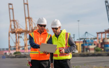 Endüstriyel mühendisler, küresel ticaret ve tedarik zinciri ihracat çevresinin sorumlu küresel ekonomiyi izleyerek liman vinçlerini yükleyip boşaltırlar..