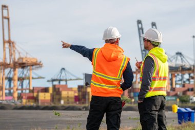 Endüstriyel mühendisler, küresel ticaret ve tedarik zinciri ihracat çevresinin sorumlu küresel ekonomiyi izleyerek liman vinçlerini yükleyip boşaltırlar..