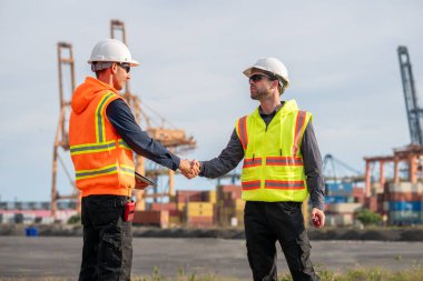 Endüstriyel mühendisler, küresel ticaret ve tedarik zinciri ihracat çevresinin sorumlu küresel ekonomiyi izleyerek liman vinçlerini yükleyip boşaltırlar..