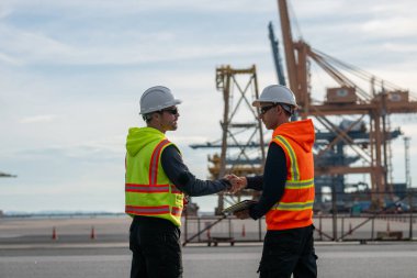 Endüstriyel mühendisler, küresel ticaret ve tedarik zinciri ihracat çevresinin sorumlu küresel ekonomiyi izleyerek liman vinçlerini yükleyip boşaltırlar..