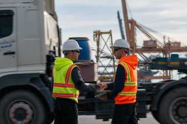 Endüstriyel mühendisler, küresel ticaret ve tedarik zinciri ihracat çevresinin sorumlu küresel ekonomiyi izleyerek liman vinçlerini yükleyip boşaltırlar..