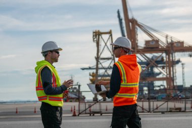Endüstriyel mühendisler, küresel ticaret ve tedarik zinciri ihracat çevresinin sorumlu küresel ekonomiyi izleyerek liman vinçlerini yükleyip boşaltırlar..