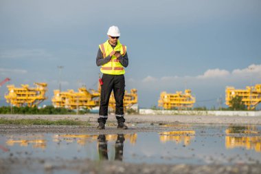 Endüstriyel mühendisler, küresel ticaret ve tedarik zinciri ihracat çevresinin sorumlu küresel ekonomiyi izleyerek liman vinçlerini yükleyip boşaltırlar..