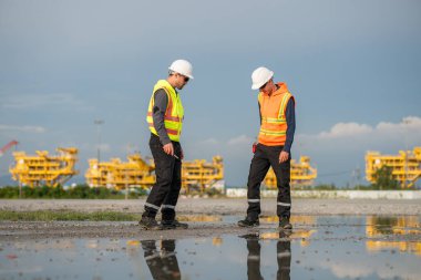 Endüstriyel mühendisler, küresel ticaret ve tedarik zinciri ihracat çevresinin sorumlu küresel ekonomiyi izleyerek liman vinçlerini yükleyip boşaltırlar..