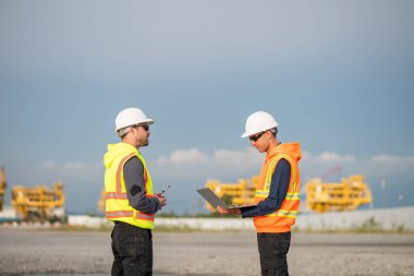 Endüstriyel mühendisler, küresel ticaret ve tedarik zinciri ihracat çevresinin sorumlu küresel ekonomiyi izleyerek liman vinçlerini yükleyip boşaltırlar..