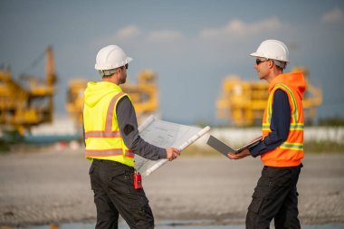 Endüstriyel mühendisler, küresel ticaret ve tedarik zinciri ihracat çevresinin sorumlu küresel ekonomiyi izleyerek liman vinçlerini yükleyip boşaltırlar..