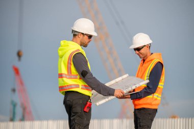 Endüstriyel mühendisler, küresel ticaret ve tedarik zinciri ihracat çevresinin sorumlu küresel ekonomiyi izleyerek liman vinçlerini yükleyip boşaltırlar..