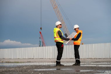 Endüstriyel mühendisler, küresel ticaret ve tedarik zinciri ihracat çevresinin sorumlu küresel ekonomiyi izleyerek liman vinçlerini yükleyip boşaltırlar..