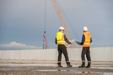 Endüstriyel mühendisler, küresel ticaret ve tedarik zinciri ihracat çevresinin sorumlu küresel ekonomiyi izleyerek liman vinçlerini yükleyip boşaltırlar..
