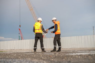 Endüstriyel mühendisler, küresel ticaret ve tedarik zinciri ihracat çevresinin sorumlu küresel ekonomiyi izleyerek liman vinçlerini yükleyip boşaltırlar..