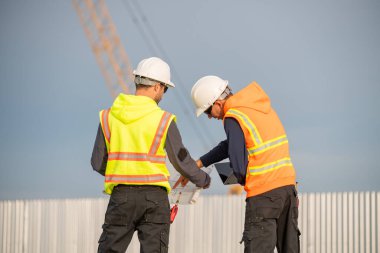 Endüstriyel mühendisler, küresel ticaret ve tedarik zinciri ihracat çevresinin sorumlu küresel ekonomiyi izleyerek liman vinçlerini yükleyip boşaltırlar..