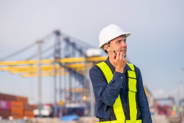 Endüstriyel mühendisler, küresel ticaret ve tedarik zinciri ihracat çevresinin sorumlu küresel ekonomiyi izleyerek liman vinçlerini yükleyip boşaltırlar..