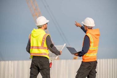 Endüstriyel mühendisler, küresel ticaret ve tedarik zinciri ihracat çevresinin sorumlu küresel ekonomiyi izleyerek liman vinçlerini yükleyip boşaltırlar..