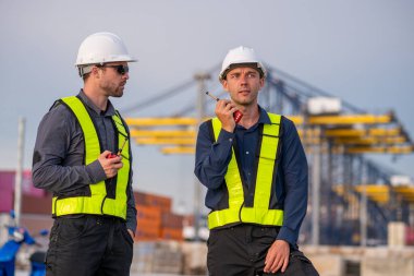 Endüstriyel mühendisler, küresel ticaret ve tedarik zinciri ihracat çevresinin sorumlu küresel ekonomiyi izleyerek liman vinçlerini yükleyip boşaltırlar..