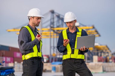 Endüstriyel mühendisler, küresel ticaret ve tedarik zinciri ihracat çevresinin sorumlu küresel ekonomiyi izleyerek liman vinçlerini yükleyip boşaltırlar..