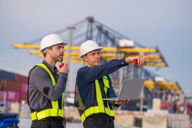 Endüstriyel mühendisler, küresel ticaret ve tedarik zinciri ihracat çevresinin sorumlu küresel ekonomiyi izleyerek liman vinçlerini yükleyip boşaltırlar..