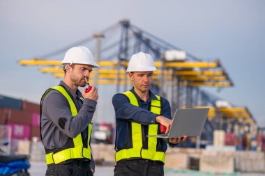 Endüstriyel mühendisler, küresel ticaret ve tedarik zinciri ihracat çevresinin sorumlu küresel ekonomiyi izleyerek liman vinçlerini yükleyip boşaltırlar..