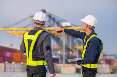 Endüstriyel mühendisler, küresel ticaret ve tedarik zinciri ihracat çevresinin sorumlu küresel ekonomiyi izleyerek liman vinçlerini yükleyip boşaltırlar..