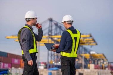 Endüstriyel mühendisler, küresel ticaret ve tedarik zinciri ihracat çevresinin sorumlu küresel ekonomiyi izleyerek liman vinçlerini yükleyip boşaltırlar..