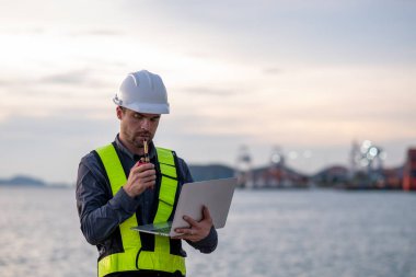 Endüstriyel mühendisler, küresel ticaret ve tedarik zinciri ihracat çevresinin sorumlu küresel ekonomiyi izleyerek liman vinçlerini yükleyip boşaltırlar..