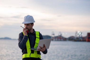 Endüstriyel mühendisler, küresel ticaret ve tedarik zinciri ihracat çevresinin sorumlu küresel ekonomiyi izleyerek liman vinçlerini yükleyip boşaltırlar..