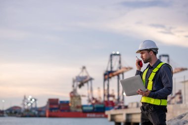 Endüstriyel mühendisler, küresel ticaret ve tedarik zinciri ihracat çevresinin sorumlu küresel ekonomiyi izleyerek liman vinçlerini yükleyip boşaltırlar..