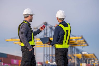 Endüstriyel mühendisler, küresel ticaret ve tedarik zinciri ihracat çevresinin sorumlu küresel ekonomiyi izleyerek liman vinçlerini yükleyip boşaltırlar..
