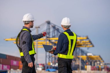 Endüstriyel mühendisler, küresel ticaret ve tedarik zinciri ihracat çevresinin sorumlu küresel ekonomiyi izleyerek liman vinçlerini yükleyip boşaltırlar..