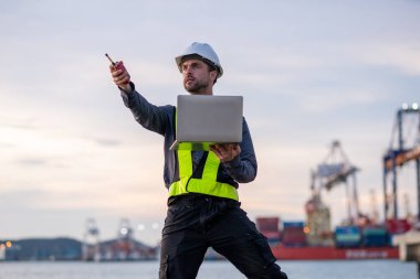 Endüstriyel mühendisler, küresel ticaret ve tedarik zinciri ihracat çevresinin sorumlu küresel ekonomiyi izleyerek liman vinçlerini yükleyip boşaltırlar..