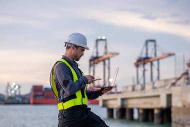 Endüstriyel mühendisler, küresel ticaret ve tedarik zinciri ihracat çevresinin sorumlu küresel ekonomiyi izleyerek liman vinçlerini yükleyip boşaltırlar..