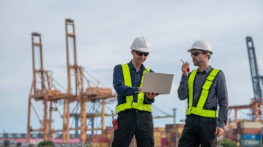 Endüstriyel mühendisler, küresel ticaret ve tedarik zinciri ihracat çevresinin sorumlu küresel ekonomiyi izleyerek liman vinçlerini yükleyip boşaltırlar..