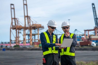 Endüstriyel mühendisler, küresel ticaret ve tedarik zinciri ihracat çevresinin sorumlu küresel ekonomiyi izleyerek liman vinçlerini yükleyip boşaltırlar..