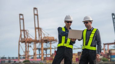 Endüstriyel mühendisler, küresel ticaret ve tedarik zinciri ihracat çevresinin sorumlu küresel ekonomiyi izleyerek liman vinçlerini yükleyip boşaltırlar..