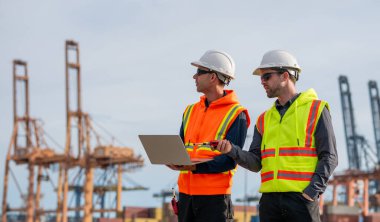Endüstriyel mühendisler, küresel ticaret ve tedarik zinciri ihracat çevresinin sorumlu küresel ekonomiyi izleyerek liman vinçlerini yükleyip boşaltırlar..