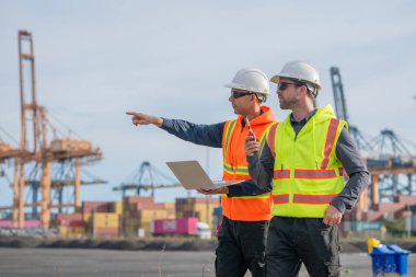 Endüstriyel mühendisler, küresel ticaret ve tedarik zinciri ihracat çevresinin sorumlu küresel ekonomiyi izleyerek liman vinçlerini yükleyip boşaltırlar..