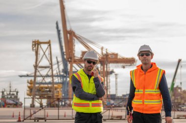 Endüstriyel mühendisler, küresel ticaret ve tedarik zinciri ihracat çevresinin sorumlu küresel ekonomiyi izleyerek liman vinçlerini yükleyip boşaltırlar..