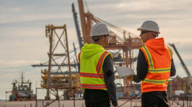 Endüstriyel mühendisler, küresel ticaret ve tedarik zinciri ihracat çevresinin sorumlu küresel ekonomiyi izleyerek liman vinçlerini yükleyip boşaltırlar..