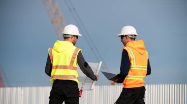 Endüstriyel mühendisler, küresel ticaret ve tedarik zinciri ihracat çevresinin sorumlu küresel ekonomiyi izleyerek liman vinçlerini yükleyip boşaltırlar..