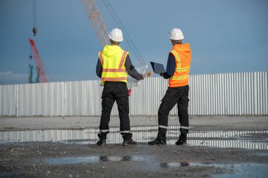 Endüstriyel mühendisler, küresel ticaret ve tedarik zinciri ihracat çevresinin sorumlu küresel ekonomiyi izleyerek liman vinçlerini yükleyip boşaltırlar..