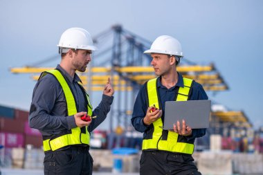 Endüstriyel mühendisler, küresel ticaret ve tedarik zinciri ihracat çevresinin sorumlu küresel ekonomiyi izleyerek liman vinçlerini yükleyip boşaltırlar..