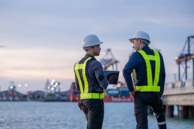 Endüstriyel mühendisler, küresel ticaret ve tedarik zinciri ihracat çevresinin sorumlu küresel ekonomiyi izleyerek liman vinçlerini yükleyip boşaltırlar..