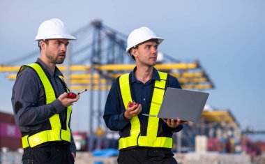 Endüstriyel mühendisler, küresel ticaret ve tedarik zinciri ihracat çevresinin sorumlu küresel ekonomiyi izleyerek liman vinçlerini yükleyip boşaltırlar..