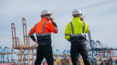 Endüstriyel mühendisler, küresel ticaret ve tedarik zinciri ihracat çevresinin sorumlu küresel ekonomiyi izleyerek liman vinçlerini yükleyip boşaltırlar..