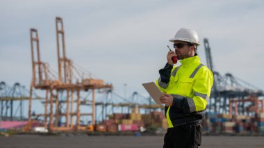 Endüstriyel mühendisler, küresel ticaret ve tedarik zinciri ihracat çevresinin sorumlu küresel ekonomiyi izleyerek liman vinçlerini yükleyip boşaltırlar..