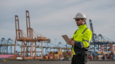 Endüstriyel mühendisler, küresel ticaret ve tedarik zinciri ihracat çevresinin sorumlu küresel ekonomiyi izleyerek liman vinçlerini yükleyip boşaltırlar..