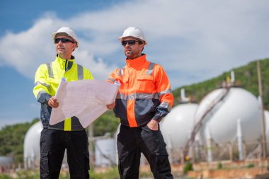 Çevre mühendisi veya işçiler, sistemlerin etkin çevre düzenlemelerini sağlamak için büyük bir endüstriyel atık su veya kirlilik izleme ve bakımı boyunca atık suyu inceleyen işçiler.