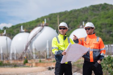 Çevre mühendisi veya işçiler, sistemlerin etkin çevre düzenlemelerini sağlamak için büyük bir endüstriyel atık su veya kirlilik izleme ve bakımı boyunca atık suyu inceleyen işçiler.