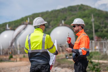 Çevre mühendisi veya işçiler, sistemlerin etkin çevre düzenlemelerini sağlamak için büyük bir endüstriyel atık su veya kirlilik izleme ve bakımı boyunca atık suyu inceleyen işçiler.
