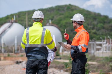 Çevre mühendisi veya işçiler, sistemlerin etkin çevre düzenlemelerini sağlamak için büyük bir endüstriyel atık su veya kirlilik izleme ve bakımı boyunca atık suyu inceleyen işçiler.
